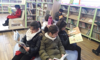 Seçkinli öğrenciler kütüphane gezisinde